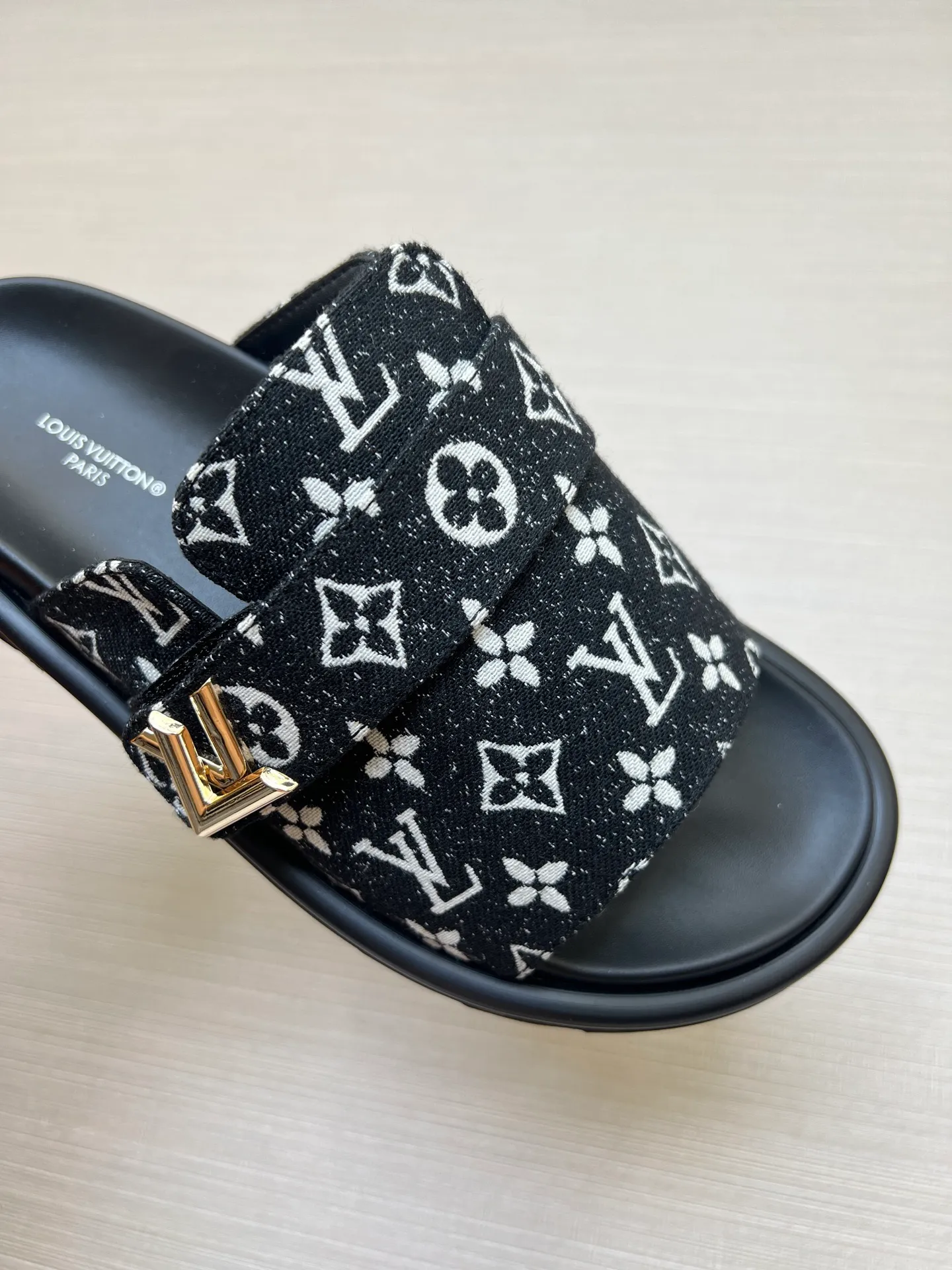 Factory price: 360💰【LOUIS VUITTON】Louis Vuitton, LV printing, men's and women's slippers are on the market, drawer box packaging with cloth bag, card, the upper pattern looks very soft and waxy, super versatile leg slimming artifact. Fabric: imported denim/canvas/old fabric, LV hardware LOGO, official website pattern printing, comfortable to wear, foot pads: high elastic men's shoes💰U water table. Sole: foam sole, heel height: about 5cm. Code number: 35-46, 35, 45, 46 are custom-made and non-returnable. Color: multiple colors and styles available.